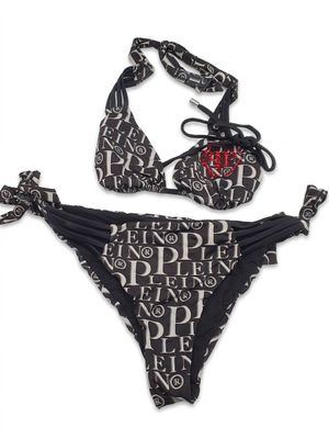 un gros plan sur un bikini avec un nœud au niveau du bas