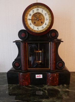 une horloge posée sur une table en marbre