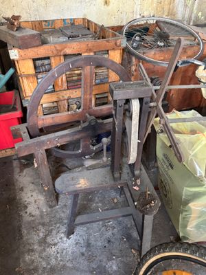 a small machine that is sitting in a garage