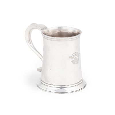 une chope ancienne en argent avec une anse, sur fond blanc