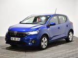 une voiture bleue est garée dans une pièce au sol à carreaux