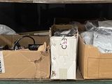 un chariot avec de nombreuses caisses de marchandises à l'arrière