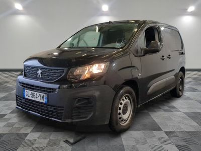 la photo d'une camionnette noire garée dans un garage