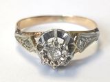 gros plan d'une bague en diamant sur une surface blanche