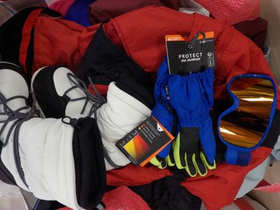 un tas de vêtements et de gants sur un lit