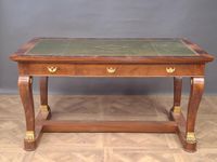 Grand bureau plat en placage d'acajou blond de style Empire.