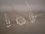 trois morceaux de verre posés les uns à côté des autres sur une table