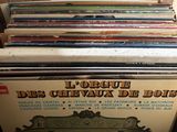 beaucoup de disques dans une boîte avec une étiquette de prix