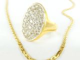 une bague et une chaîne en or jaune, ornées d'un diamant serti au centre