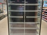 une vitrine vide dans une épicerie