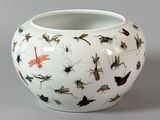un vase blanc recouvert d'une multitude d'insectes