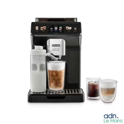 une machine à café posée à côté d'un verre d'eau