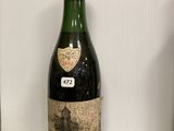des bouteilles de vin sont posées sur une étagère en verre dans une pièce