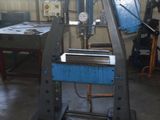 une machine placée au milieu d'une pièce