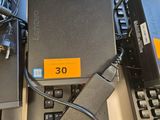un grand nombre d'appareils électroniques posés sur une table