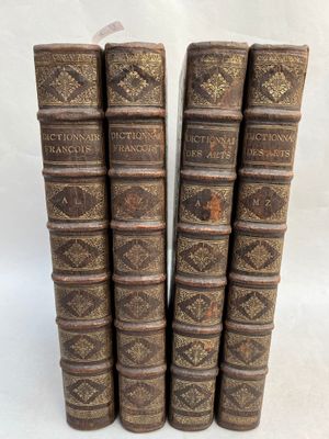un ensemble de cinq livres anciens reliés en cuir sur fond blanc