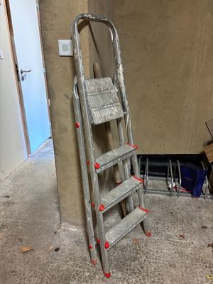 une échelle adossée au mur d'une pièce