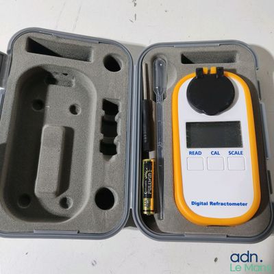 un étui en plastique contenant un thermomètre numérique
