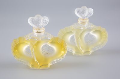 une paire de flacons de parfum en verre jaune ornés de cœurs