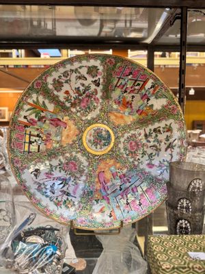 une grande assiette exposée dans une vitrine