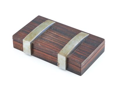 une petite boîte en bois munie de deux sangles métalliques