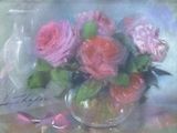 un tableau représentant des roses roses dans un vase en verre posé sur une table