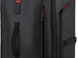 La valise noire est munie d'une poignée rouge et d'une autre poignée.