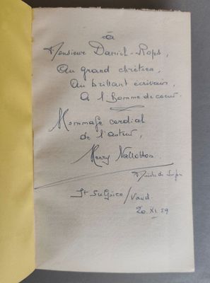 une feuille de papier avec une écriture dessus, posée sur une table
