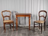 deux chaises et une table sur un plancher en bois