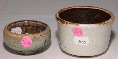 deux tasses placées l'une à côté de l'autre sur une table