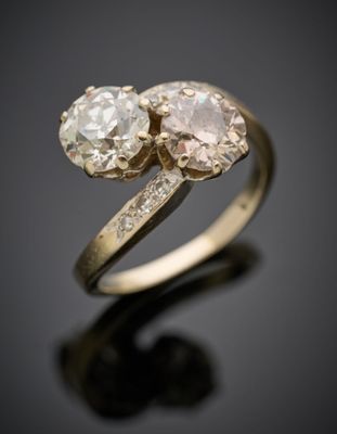 BAGUE "Toi et Moi" en or gris (750°/°°) serti de deux diaman…