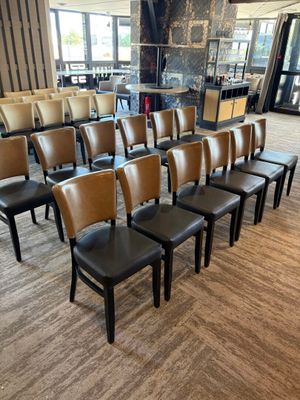 le nombre de chaises alignées dans une pièce