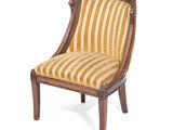 une chaise rembourrée dont l'assise est recouverte d'un tissu rayé