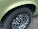 une voiture verte garée sur le parking