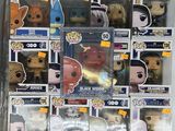 de nombreuses figurines Pop Vinyl différentes dans une vitrine