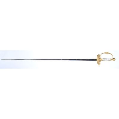 une image d'une épée avec un manche en or sur un fond blanc