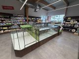 une vitrine en verre au milieu d'un magasin
