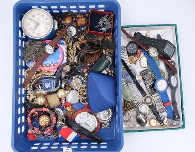 un panier bleu rempli d'une sélection de montres et d'autres objets