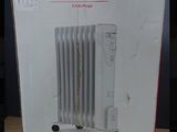 emballage d'un radiateur électrique blanc posé sur une table en bois