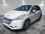la petite voiture blanche est garée dans la pièce au sol en damier