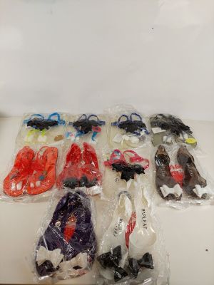 beaucoup de jouets en plastique posés sur une table