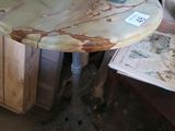 une table sur laquelle est posé un livre, dans une pièce