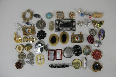 Nombreuses broches fantaisie avec strass, résine décorative …