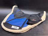 une selle bleue et noire avec une couverture noire et blanche