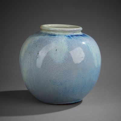 JAPON. Pot globulaire en porcelaine émaillée bleu lavande si…