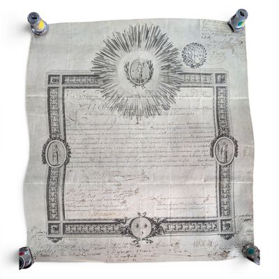 un vieux document sur lequel figurent un soleil et une étoile