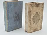 deux vieux livres posés l'un à côté de l'autre sur une surface blanche