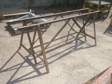 une photo d'une table en bois dans un jardin