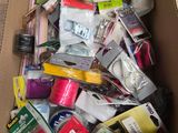 une boîte en carton remplie d'objets hétéroclites
