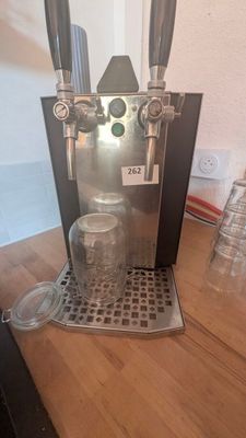une machine à café posée sur une table